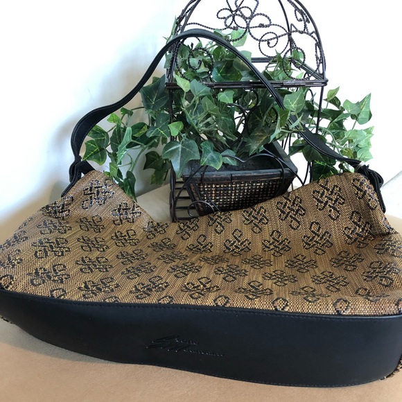 Pretty Patterned Handbag With Zipper Closure - Picture 7 of 7